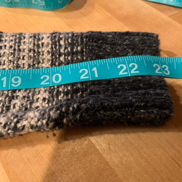 Women’s sweater size small - Picture 6 of 6